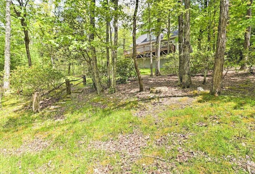 Cozy Retreat W/ Deck & Sapphire Resort Access!