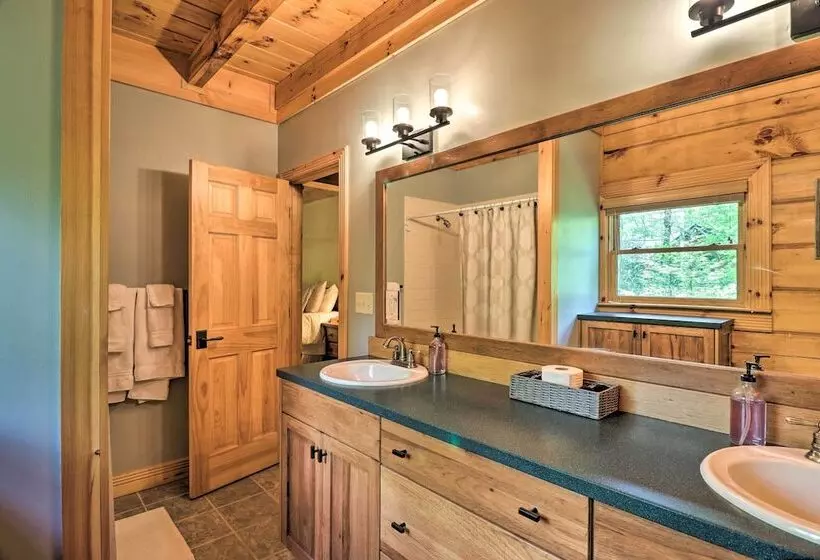 Cozy Retreat W/ Deck & Sapphire Resort Access!