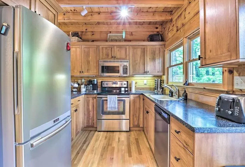 Cozy Retreat W/ Deck & Sapphire Resort Access!