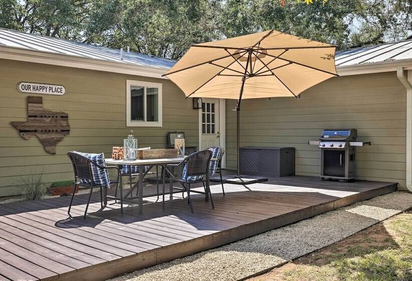 Cozy Retreat W/ Hot Tub & Fire Pit: Close To Main!