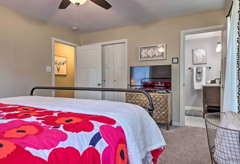 Cozy Retreat W/ Hot Tub & Fire Pit: Close To Main!