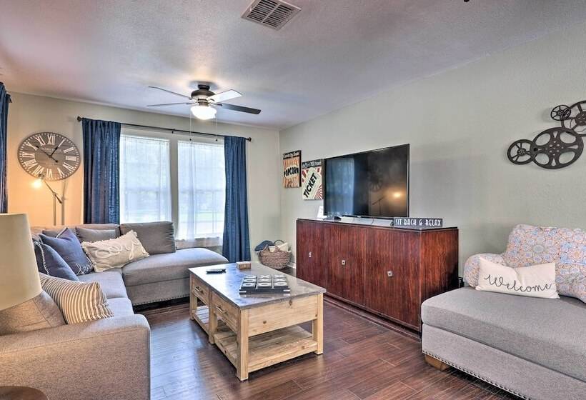 Cozy Retreat W/ Hot Tub & Fire Pit: Close To Main!