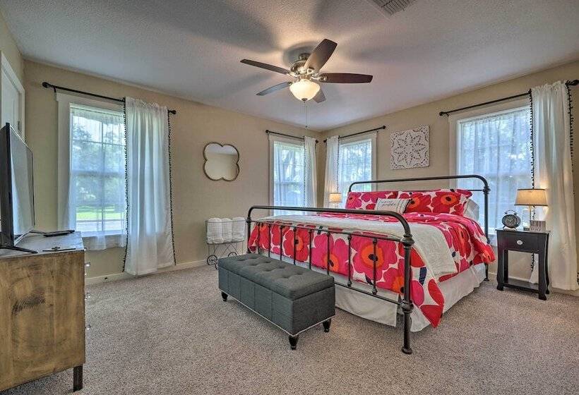 Cozy Retreat W/ Hot Tub & Fire Pit: Close To Main!