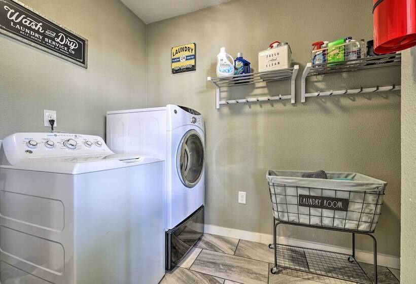 Cozy Retreat W/ Hot Tub & Fire Pit: Close To Main!