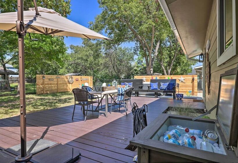 Cozy Retreat W/ Hot Tub & Fire Pit: Close To Main!