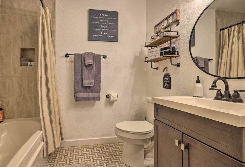 Cozy Retreat W/ Hot Tub & Fire Pit: Close To Main!