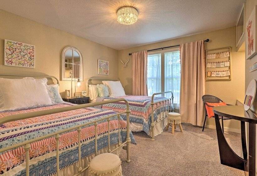 Cozy Retreat W/ Hot Tub & Fire Pit: Close To Main!