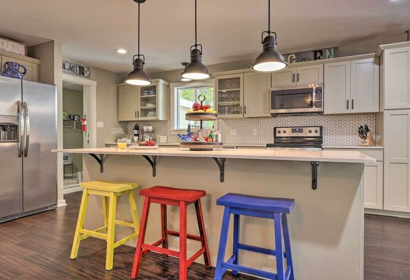 Cozy Retreat W/ Hot Tub & Fire Pit: Close To Main!