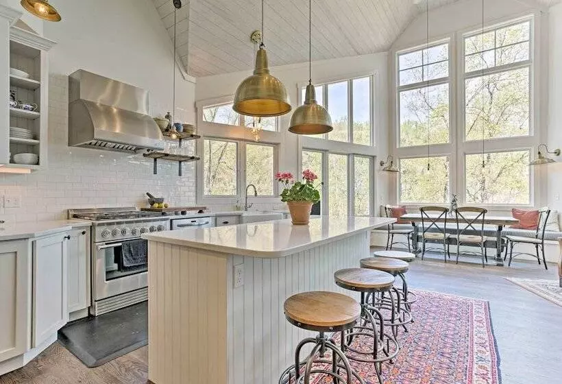 Enchanting Tryon Home W/ Hot Tub ~ 14 Mi To Tiec!