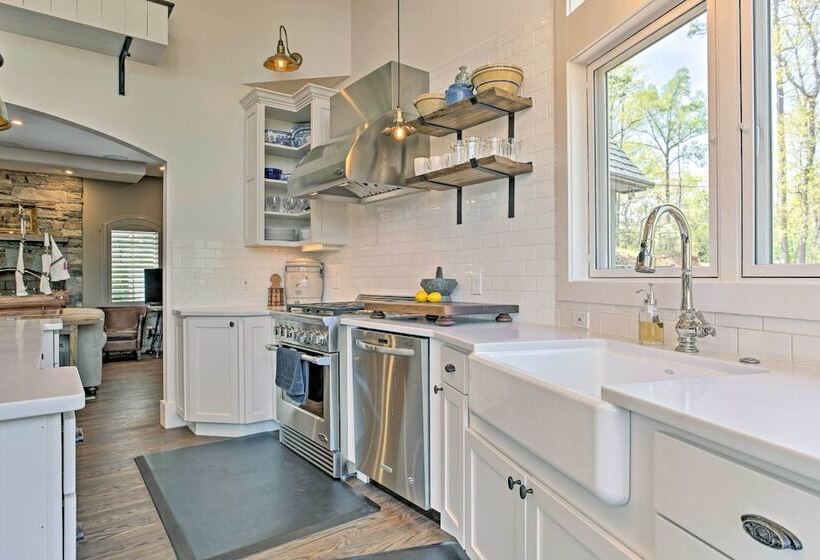 Enchanting Tryon Home W/ Hot Tub ~ 14 Mi To Tiec!