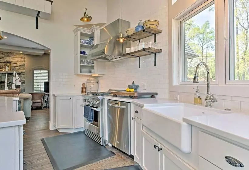 Enchanting Tryon Home W/ Hot Tub ~ 14 Mi To Tiec!