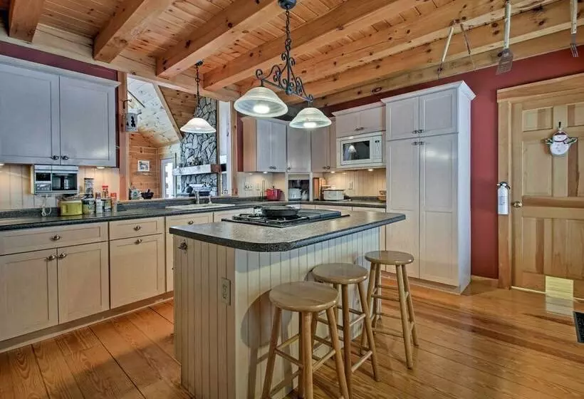 Spacious Gilford Retreat W/ Deck: 2 Mi To Skiing!