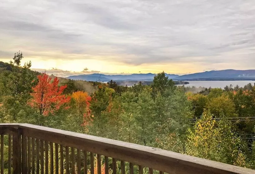 Spacious Gilford Retreat W/ Deck: 2 Mi To Skiing!