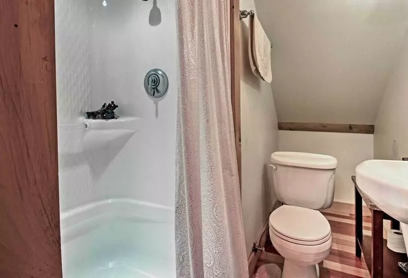 Spacious Gilford Retreat W/ Deck: 2 Mi To Skiing!