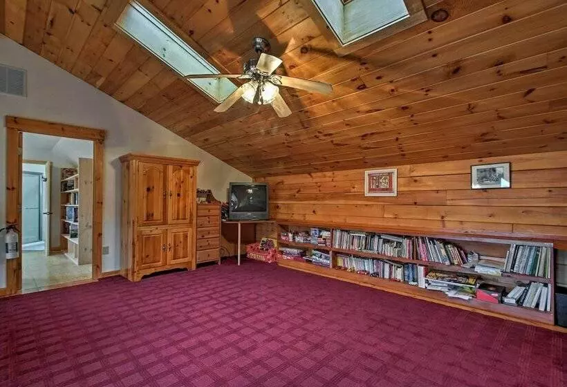 Spacious Gilford Retreat W/ Deck: 2 Mi To Skiing!