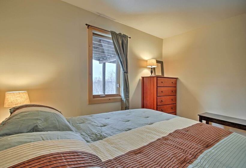 Spacious Gilford Retreat W/ Deck: 2 Mi To Skiing!