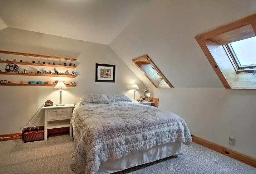 Spacious Gilford Retreat W/ Deck: 2 Mi To Skiing!