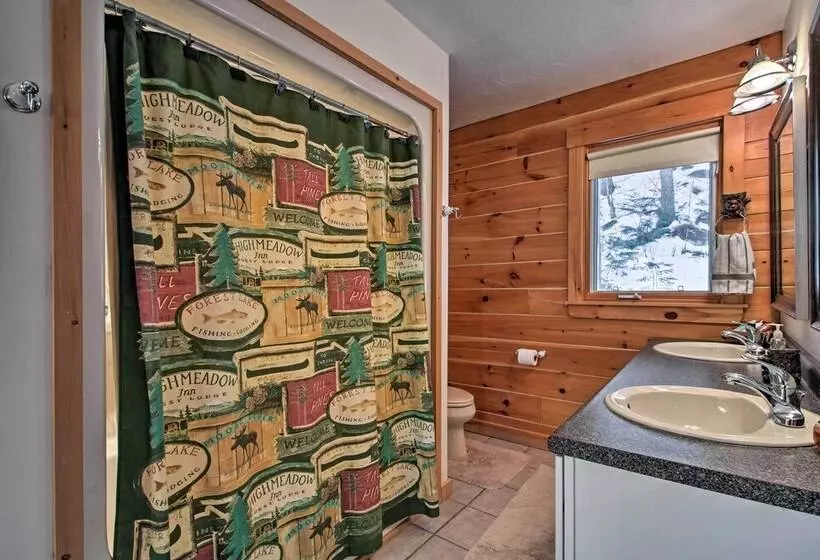 Spacious Gilford Retreat W/ Deck: 2 Mi To Skiing!