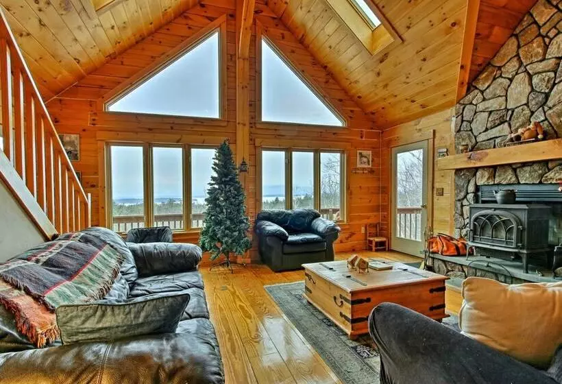 Spacious Gilford Retreat W/ Deck: 2 Mi To Skiing!