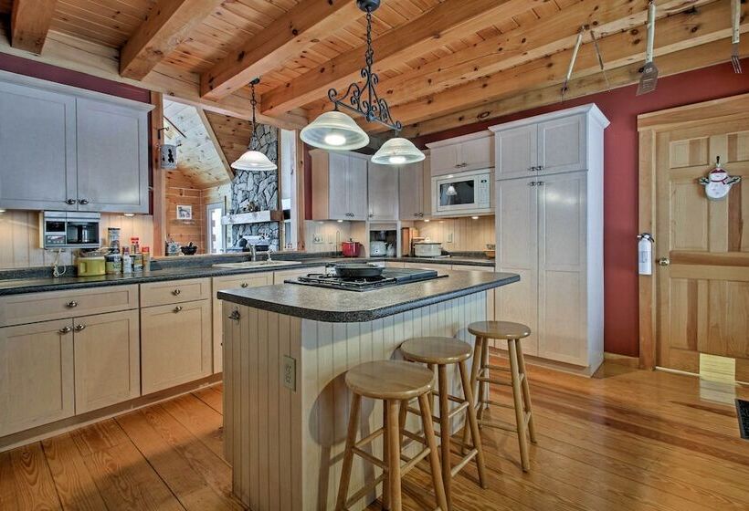 Spacious Gilford Retreat W/ Deck: 2 Mi To Skiing!