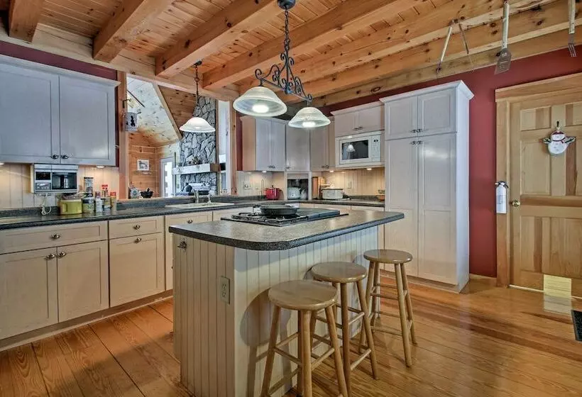 Spacious Gilford Retreat W/ Deck: 2 Mi To Skiing!