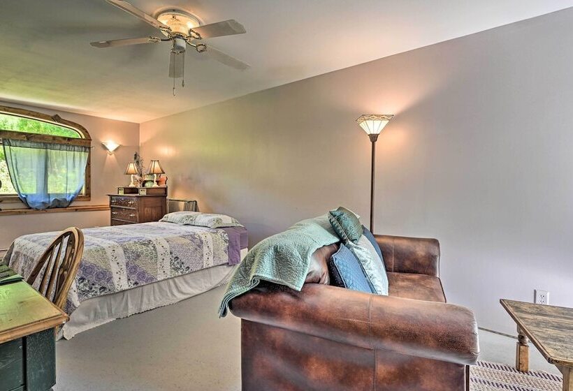 Lakeside Iola Hideaway: Stunning Nature Views