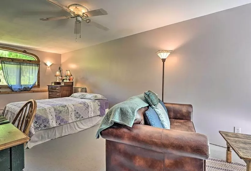 Lakeside Iola Hideaway: Stunning Nature Views