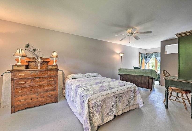 Lakeside Iola Hideaway: Stunning Nature Views