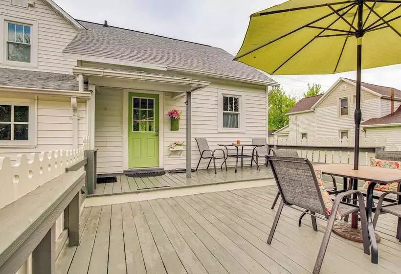 Lavish House W/ Patio   2 Blocks To Green Lake!