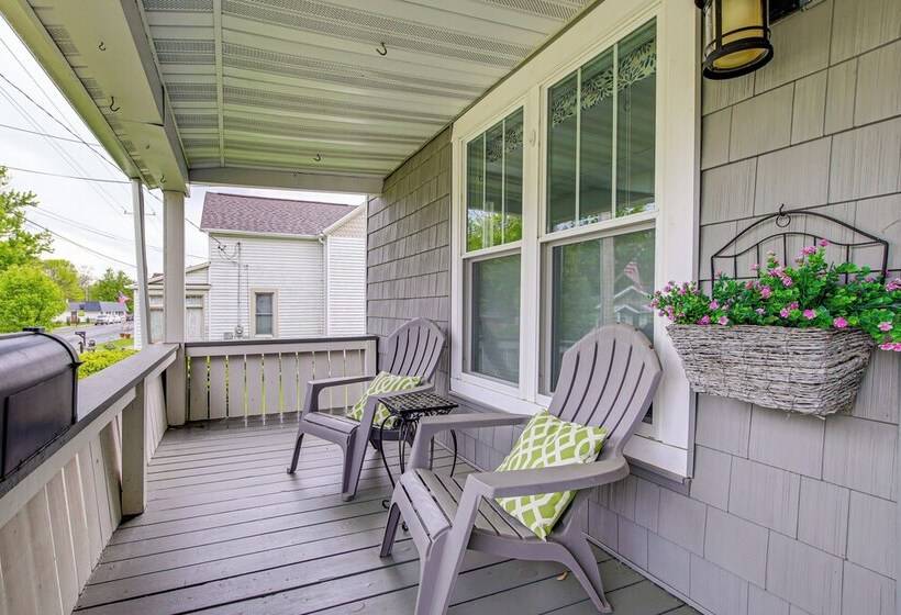 Lavish House W/ Patio   2 Blocks To Green Lake!