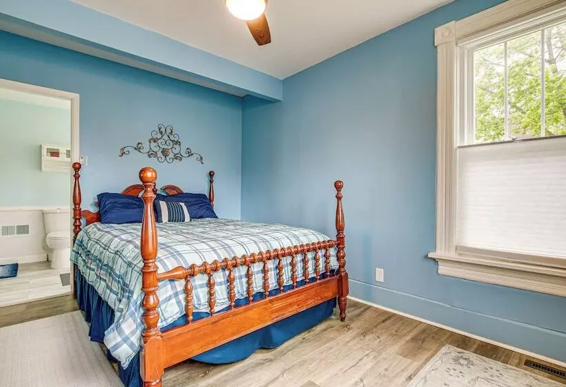 Lavish House W/ Patio   2 Blocks To Green Lake!