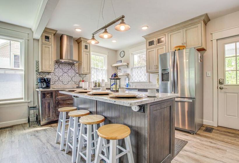 Lavish House W/ Patio   2 Blocks To Green Lake!