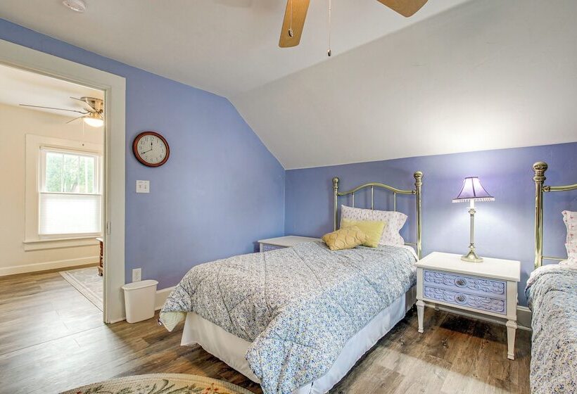 Lavish House W/ Patio   2 Blocks To Green Lake!