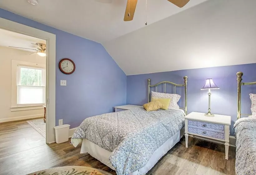 Lavish House W/ Patio   2 Blocks To Green Lake!