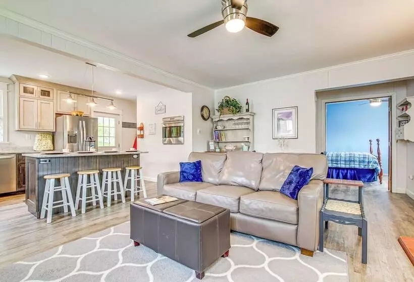 Lavish House W/ Patio   2 Blocks To Green Lake!