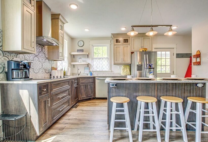 Lavish House W/ Patio   2 Blocks To Green Lake!