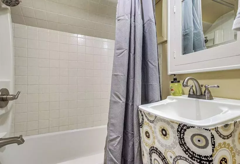 Lavish House W/ Patio   2 Blocks To Green Lake!