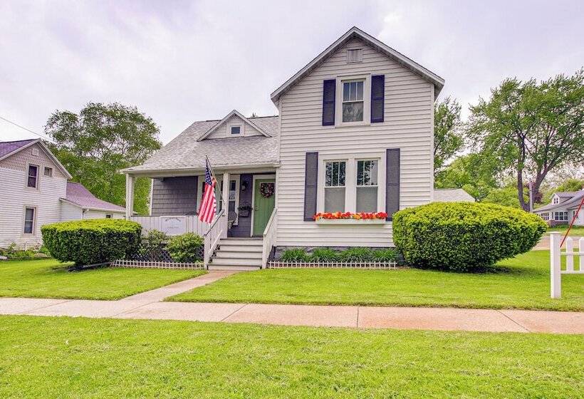 Lavish House W/ Patio   2 Blocks To Green Lake!