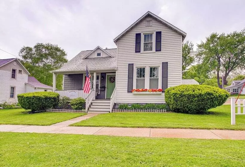 Lavish House W/ Patio   2 Blocks To Green Lake!