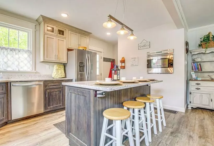 Lavish House W/ Patio   2 Blocks To Green Lake!