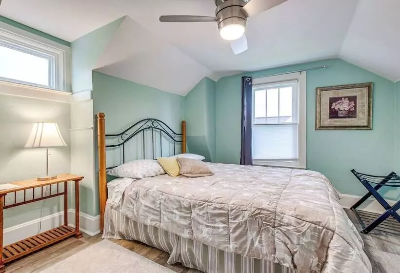 Lavish House W/ Patio   2 Blocks To Green Lake!