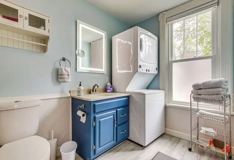 Lavish House W/ Patio   2 Blocks To Green Lake!