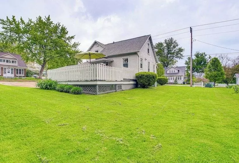 Lavish House W/ Patio   2 Blocks To Green Lake!