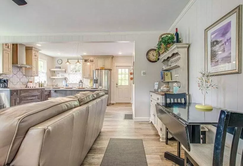 Lavish House W/ Patio   2 Blocks To Green Lake!