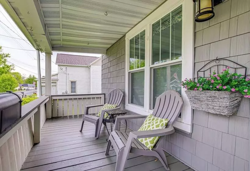 Lavish House W/ Patio   2 Blocks To Green Lake!