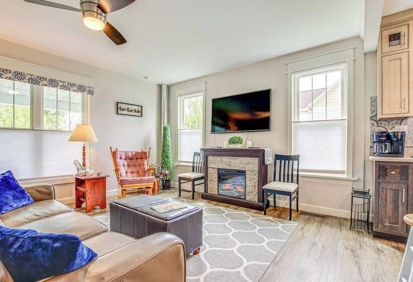 Lavish House W/ Patio   2 Blocks To Green Lake!