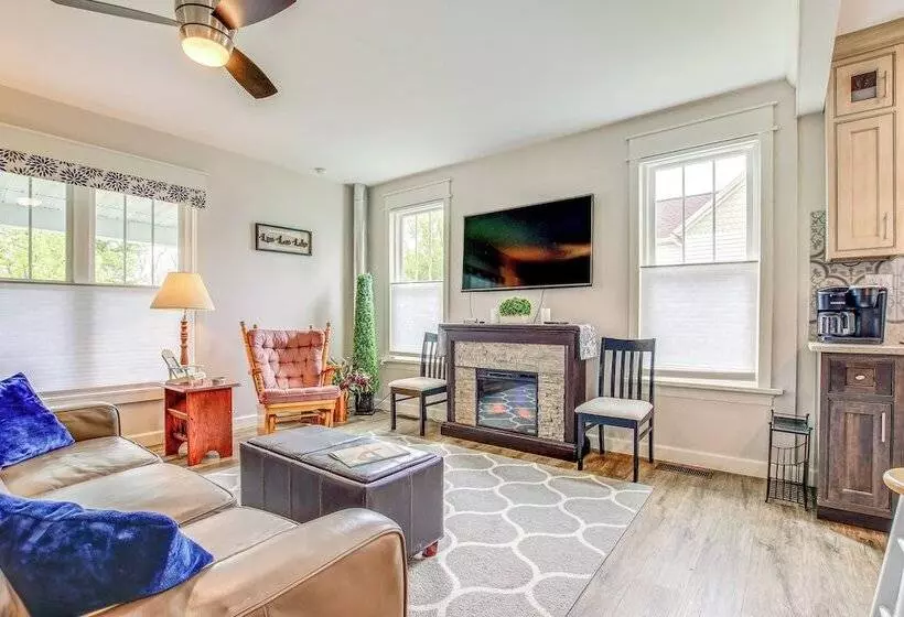 Lavish House W/ Patio   2 Blocks To Green Lake!