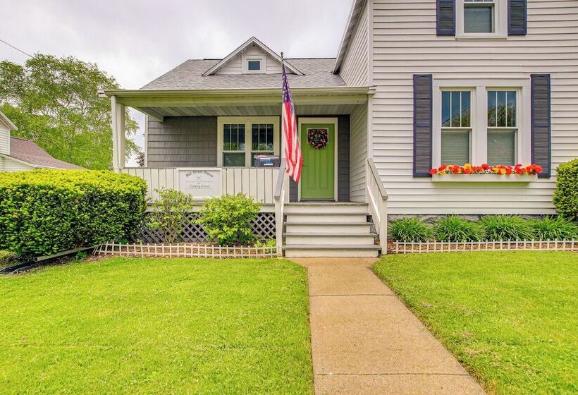 Lavish House W/ Patio   2 Blocks To Green Lake!