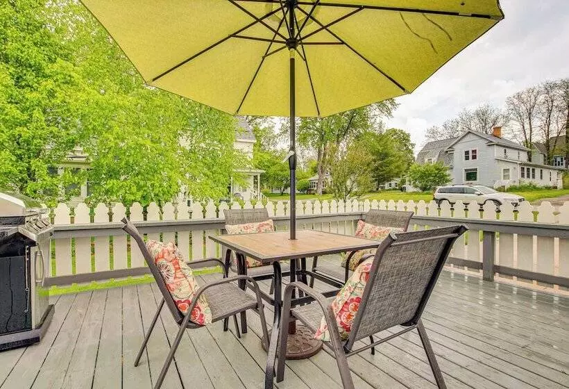 Lavish House W/ Patio   2 Blocks To Green Lake!