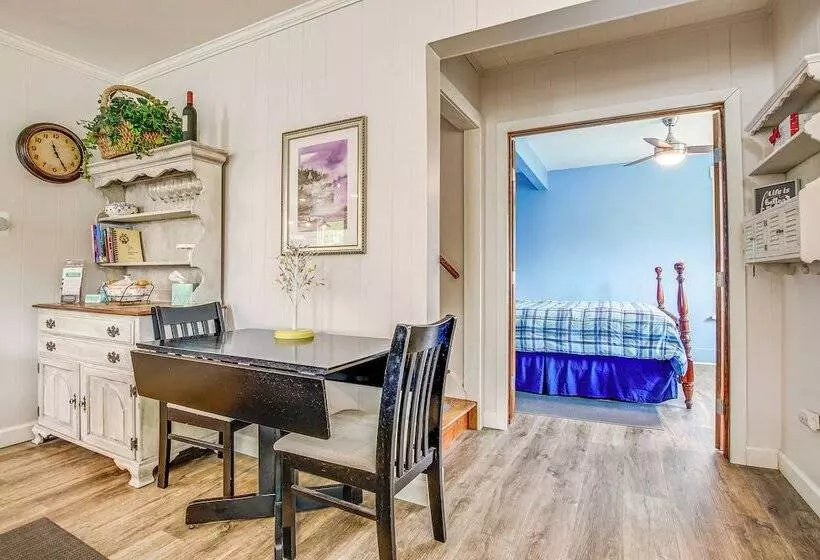 Lavish House W/ Patio   2 Blocks To Green Lake!